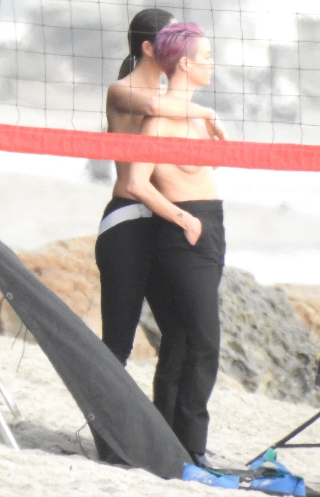 Megan Rapinoe ve Sue Bird fotoğraf &ccedil;ekimi i&ccedil;in Malibu'da