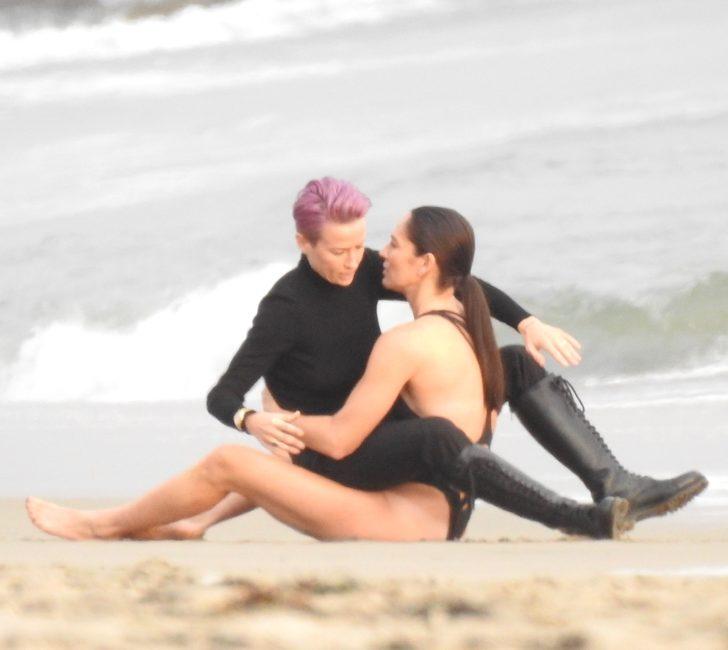 Megan Rapinoe ve Sue Bird fotoğraf çekimi için Malibu'da G3