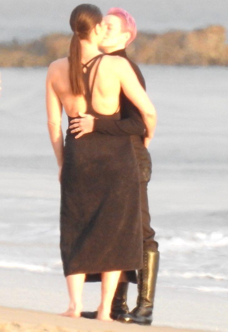 Megan Rapinoe ve Sue Bird fotoğraf çekimi için Malibu'da G5