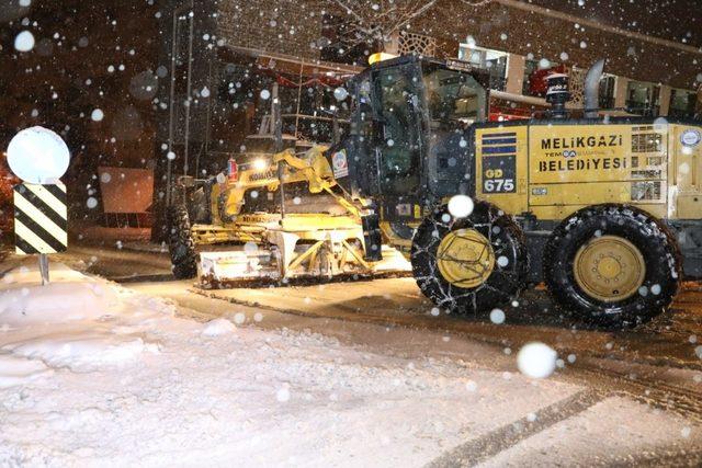 Yüksek kesimlerde etkili olan kar yağışına anında müdahale