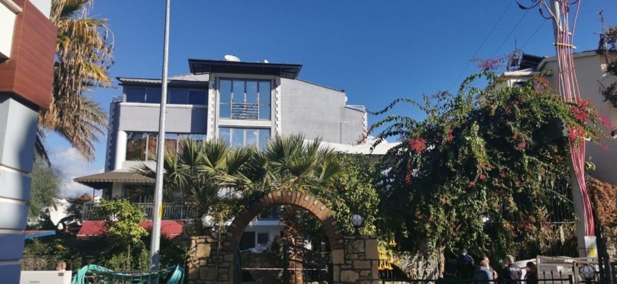 Yıkım kararı &ccedil;ıkan apart otel boşaltılıyor