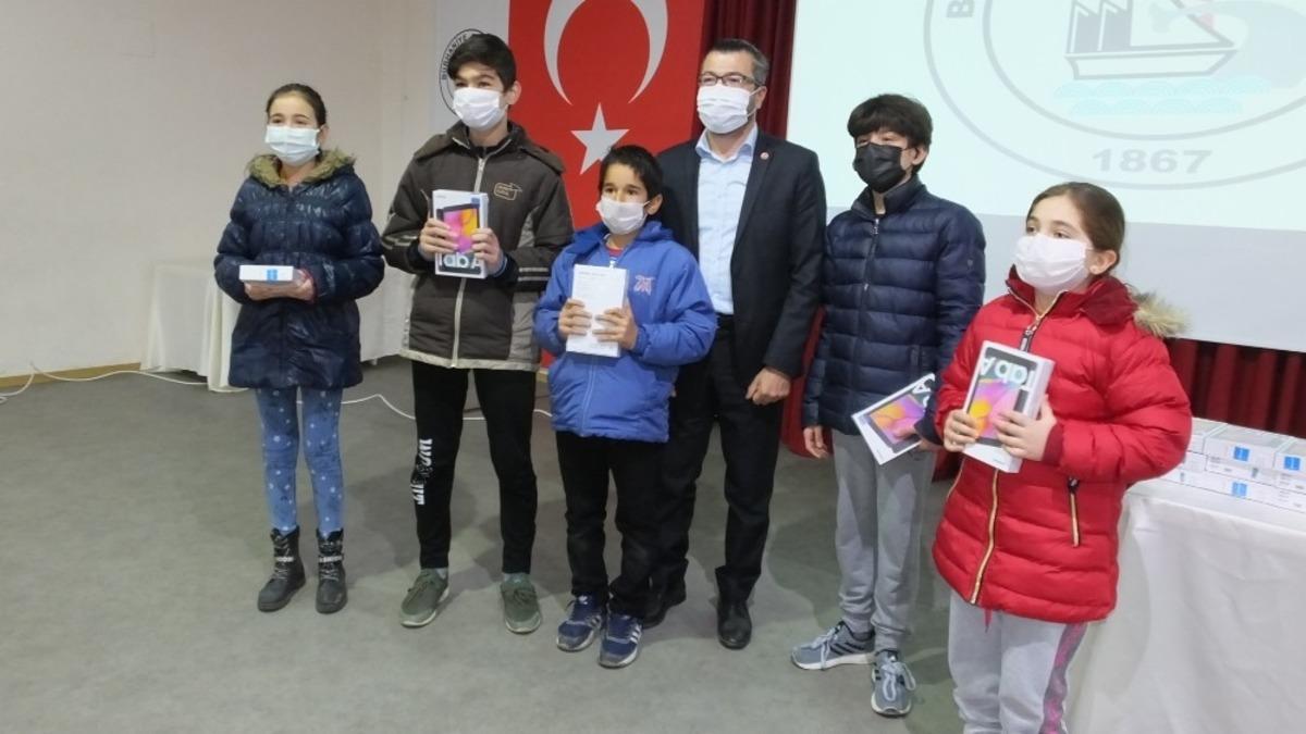 Burhaniyeli &ouml;ğrencilerin tablet sevinci