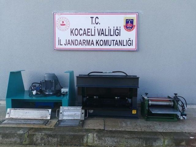 Kocaeli’de konteynerde sahte plaka basanlara operasyon: 2 gözaltı