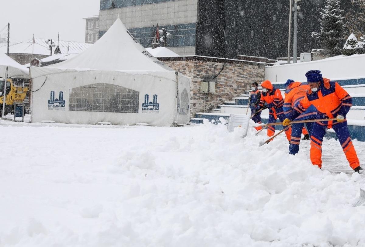 B&uuml;y&uuml;kşehir&rsquo;in kar timleri iş başında