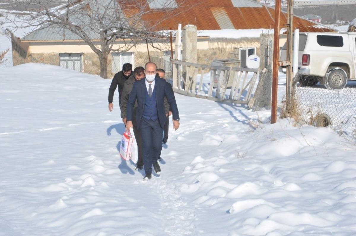 Başkan B&uuml;y&uuml;ksu kapı kapı gezerek &ouml;ğrencilere kitap hediye etti