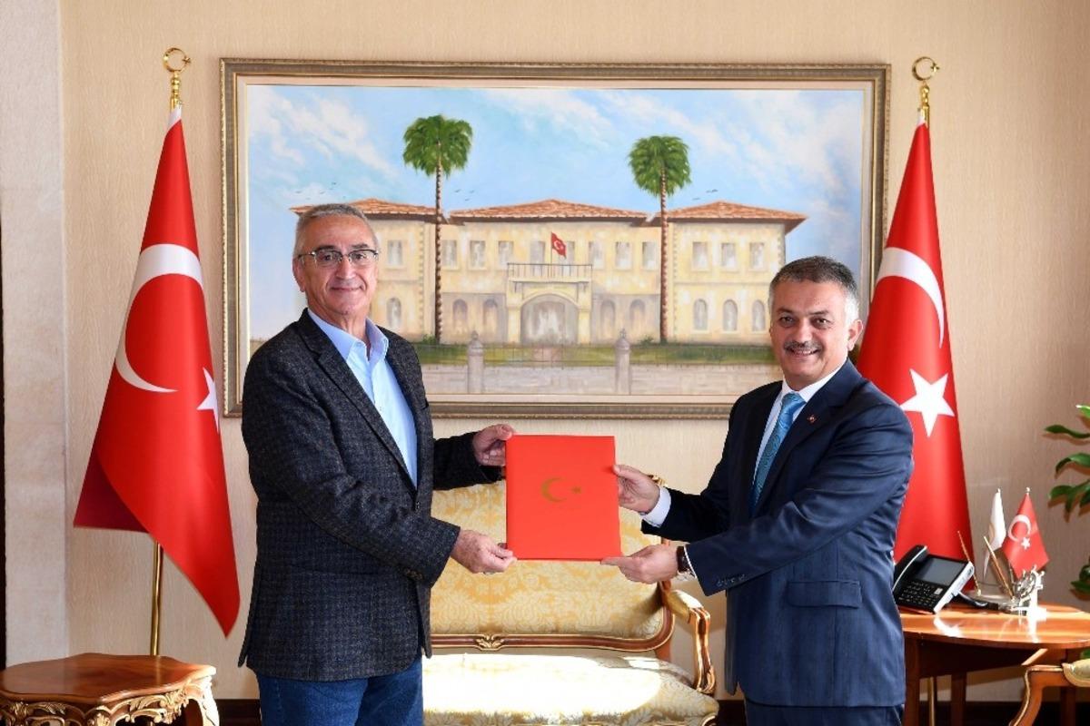 Finikeli hayırseverden eğitime &ccedil;ifte katkı