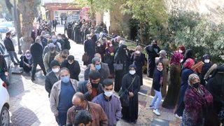 Şanlıurfa'da PTT önünde korkutan kalabalık