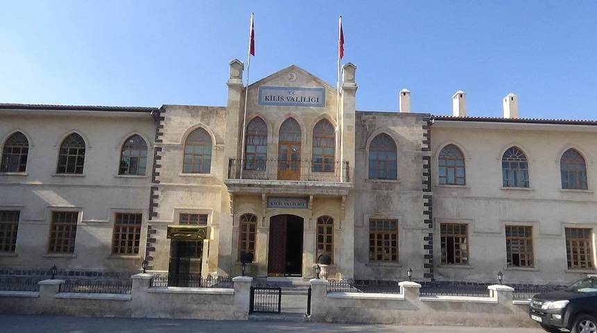 İşyerinin &ouml;n&uuml;ne sandalye atıp oturmak yasaklandı