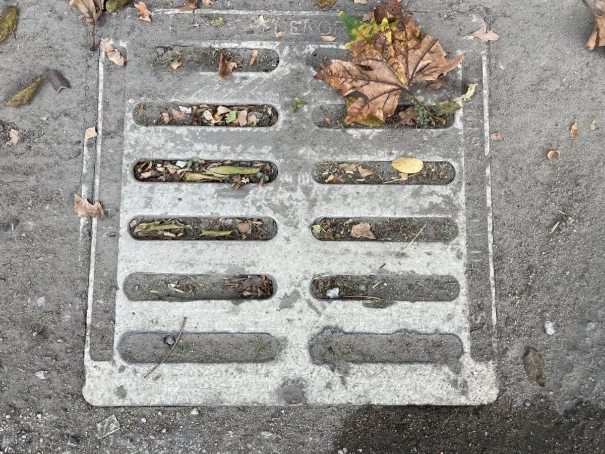 Yağmursuyu ızgaralarına atılan &ccedil;&ouml;pler, su birikintilerine neden oluyor