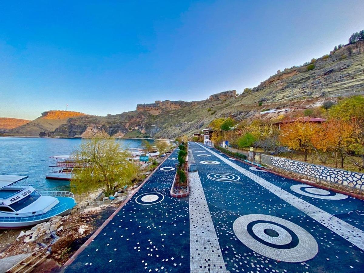 Eğil&rsquo;deki baraj kıyısı yenilenen y&uuml;z&uuml;yle ziyaret&ccedil;ilerini bekliyor