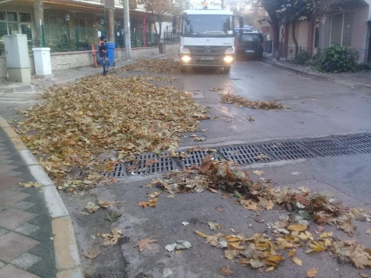 Temizlik g&ouml;revlilerinin yaprak mesaisi
