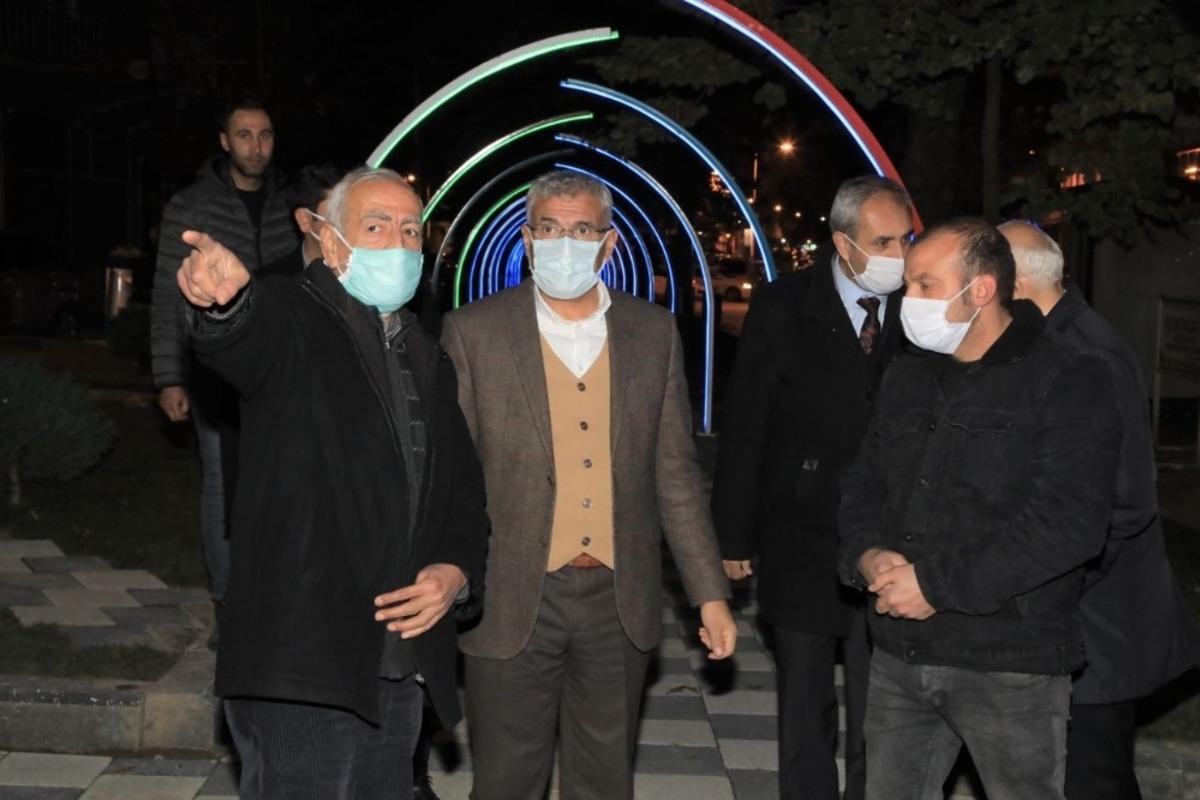 Işıklı yol ile &uuml;&ccedil;gen park bir başka g&uuml;zel