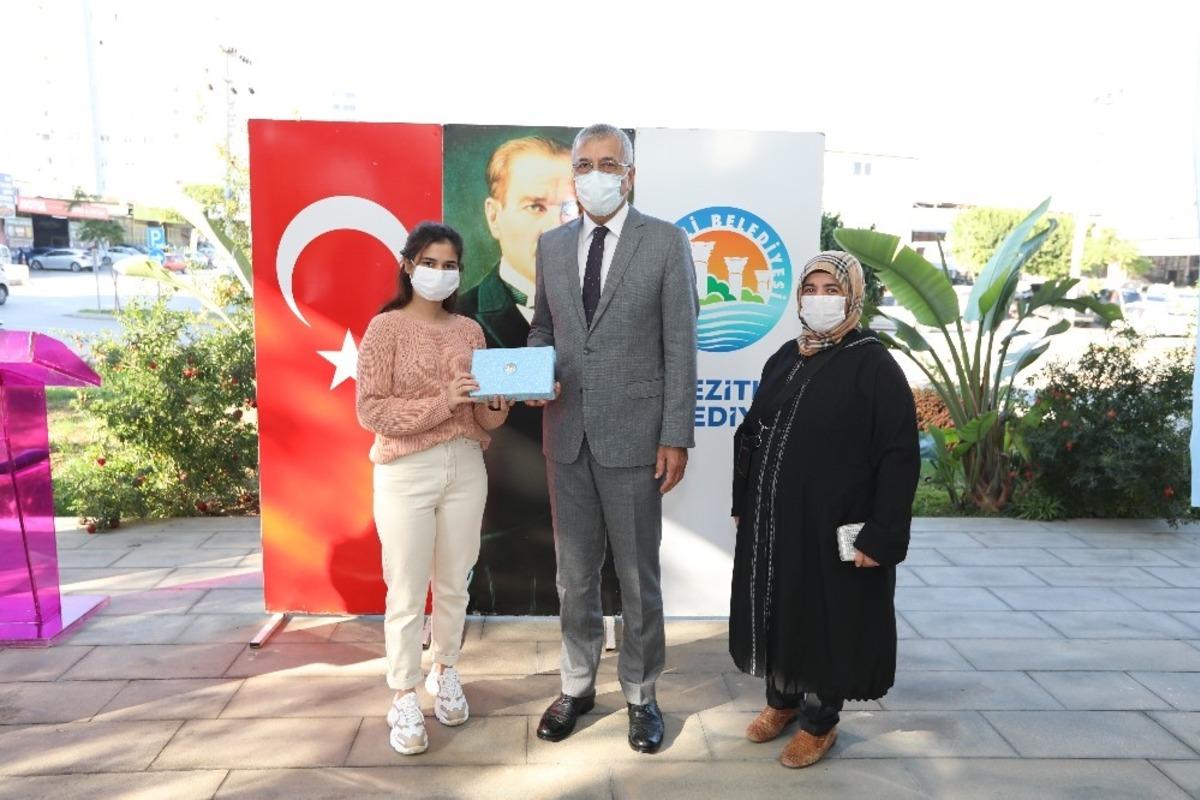 Mezitli Belediyesinin tablet dağıtımı s&uuml;r&uuml;yor