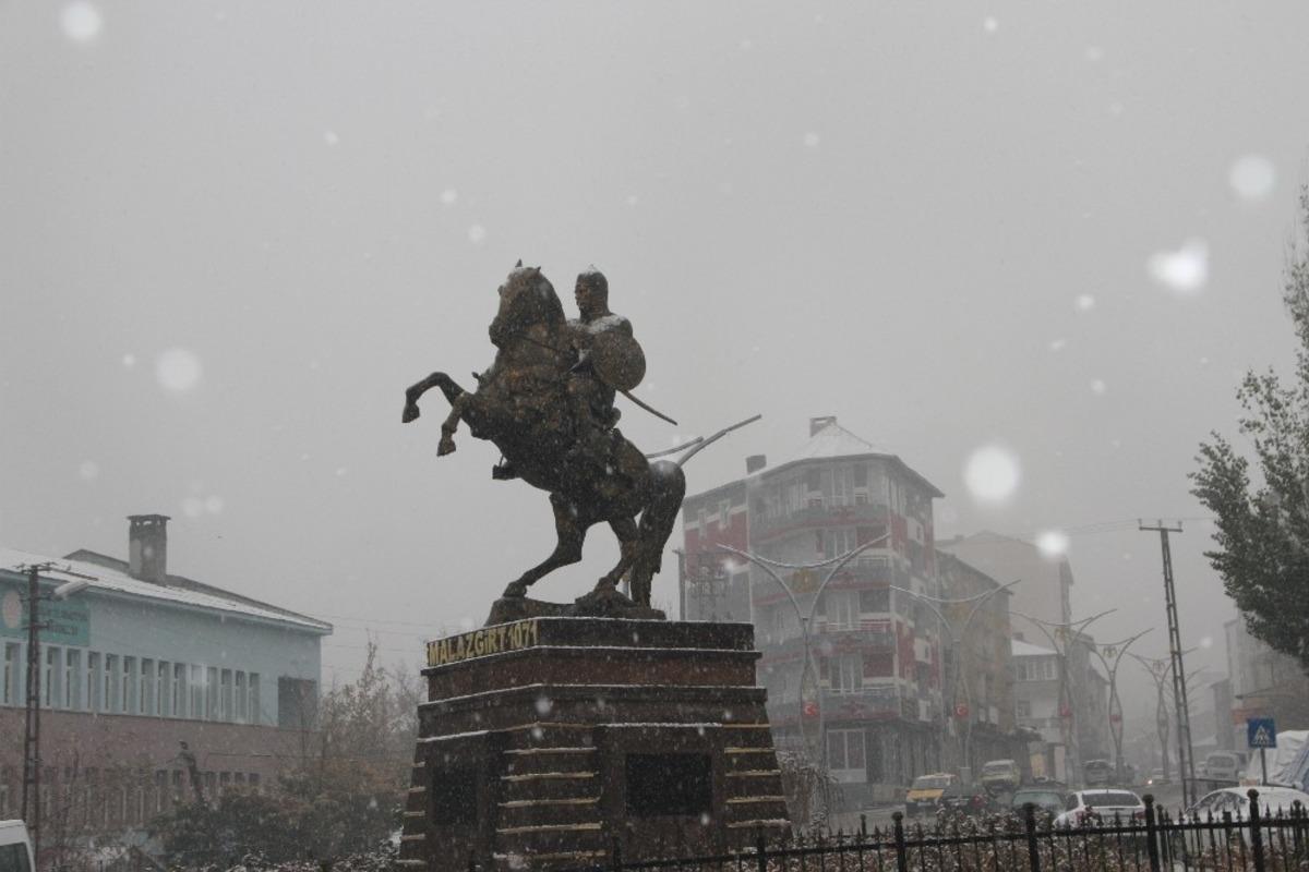 Malazgirt&rsquo;te mevsimin ilk karı yağdı