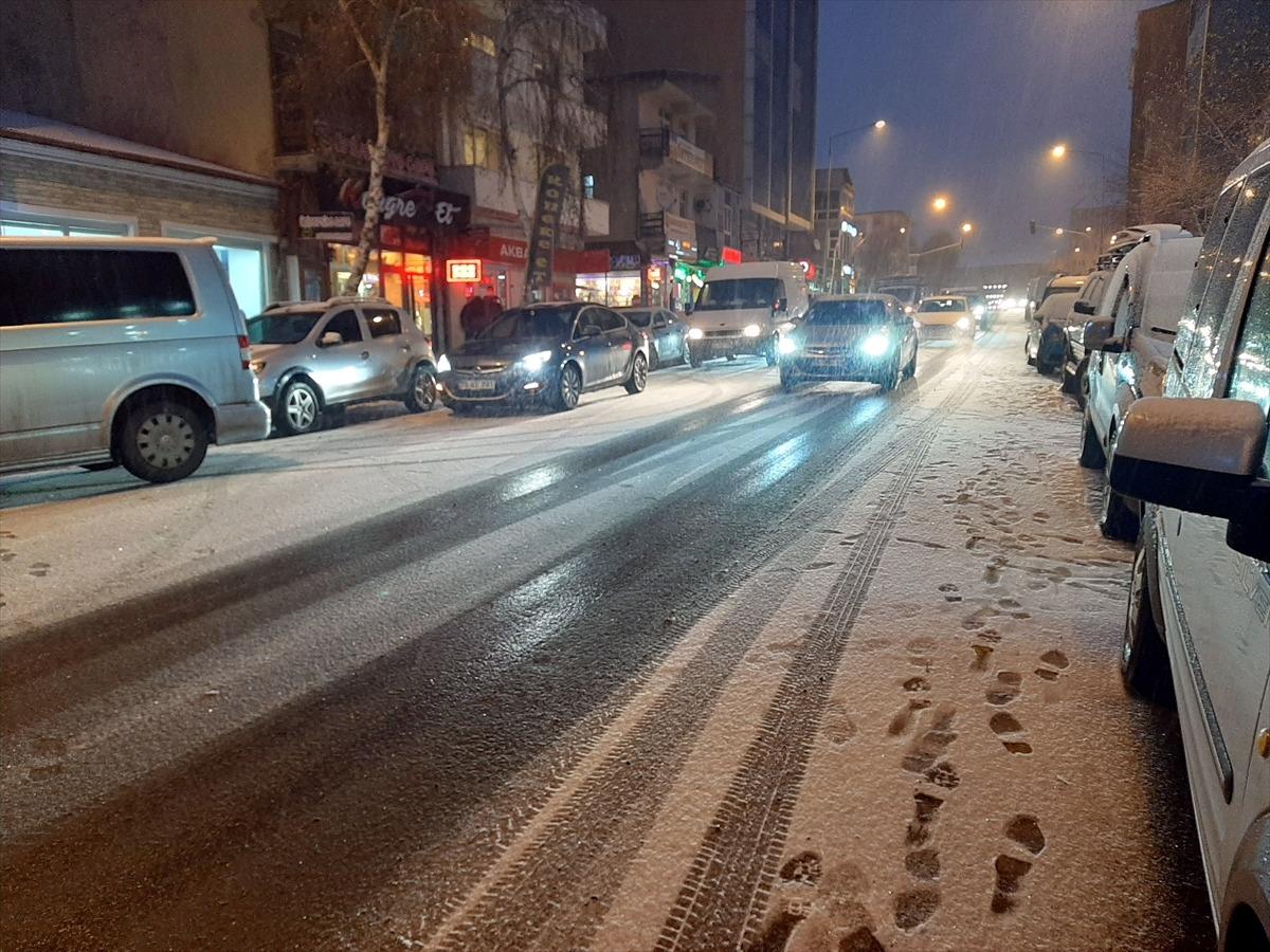 Ardahan ve Kars'ta kar yağışı etkili oldu
