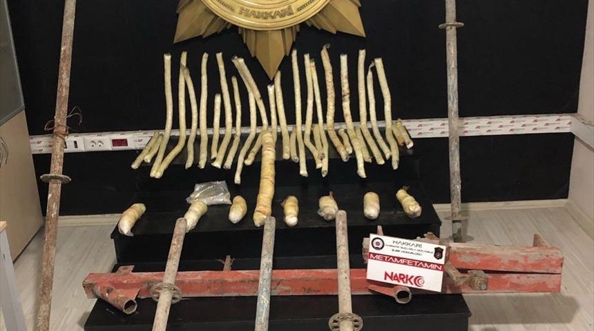 Uyuşturucuyu inşaat işlerinde kullanılan iskele demirlerinin i&ccedil;ine gizlemişler