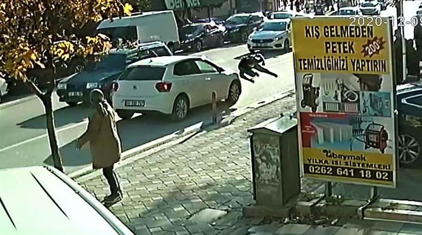 Kocaeli'de koşarak karşıya ge&ccedil;mek kadına otomobil &ccedil;arptı! O anlar kamerada