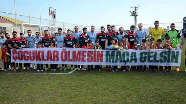 Fenerbahçe ve Amedspor oyuncuları, 9 Şubat 2016'da Diyarbakır'da oynanan Türkiye Kupası maçından önce 