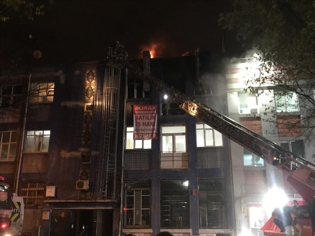 Bayrampaşa&rsquo;da iş yeri alevlere teslim oldu