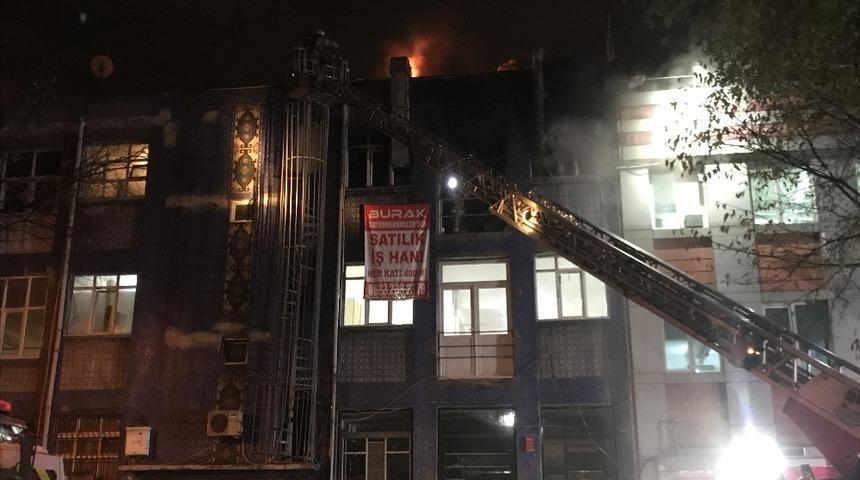 Bayrampaşa’da iş yeri alevlere teslim oldu