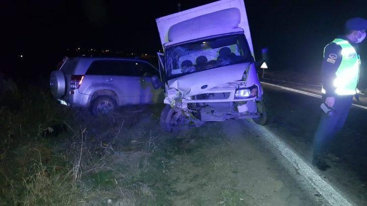 Otomobil ile kamyonet çarpıştı: 1 yaralı G4