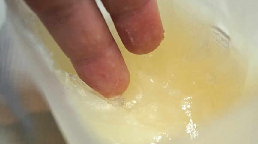 Uyurken g&uuml;zelleşmenin 3 yolu! Yatmadan &ouml;nce buraya vazelin s&uuml;r&uuml;n