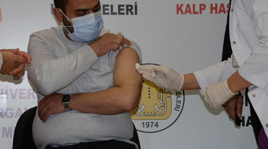 Koronavir&uuml;s aşısı yaptıran kişi vir&uuml;s bulaştırır mı? Prof. Dr. &Ccedil;elen yanıtladı