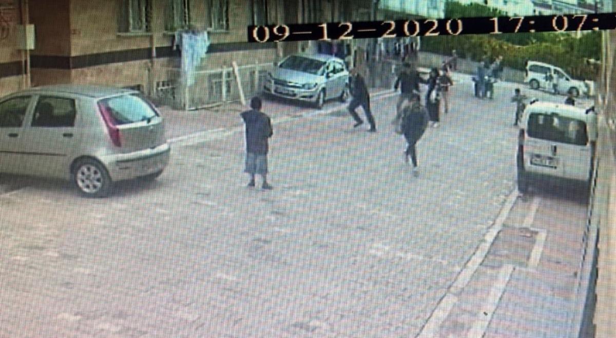 Mahallede top oynayan &ccedil;ocuklara sinirlenen adam dehşet sa&ccedil;tı