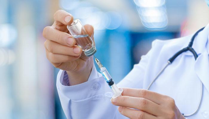 Pfizer’ın Covid-19 aşısını olan sağlık çalışanı 10 dakikada fenalaştı