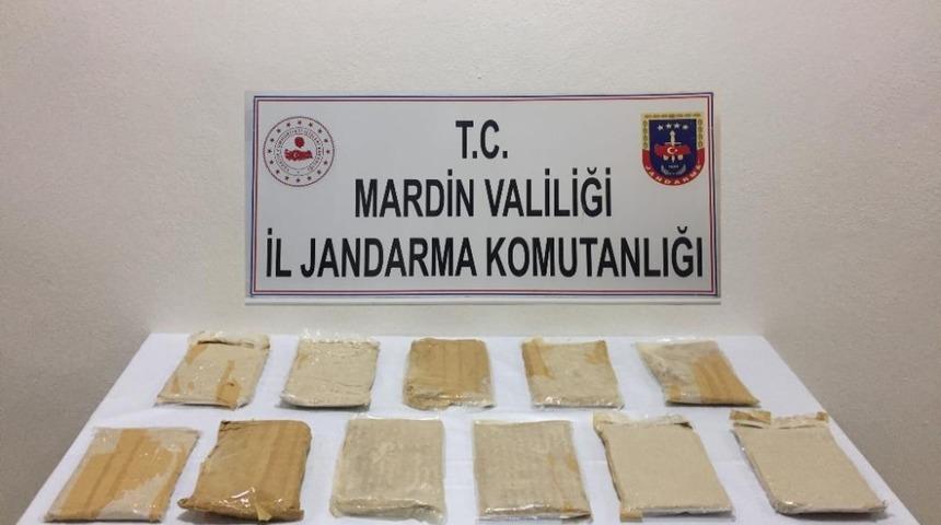 Ara&ccedil;tan atıp d&ouml;n&uuml;p geri aldıkları paketten 6 kilogram eroin &ccedil;ıktı