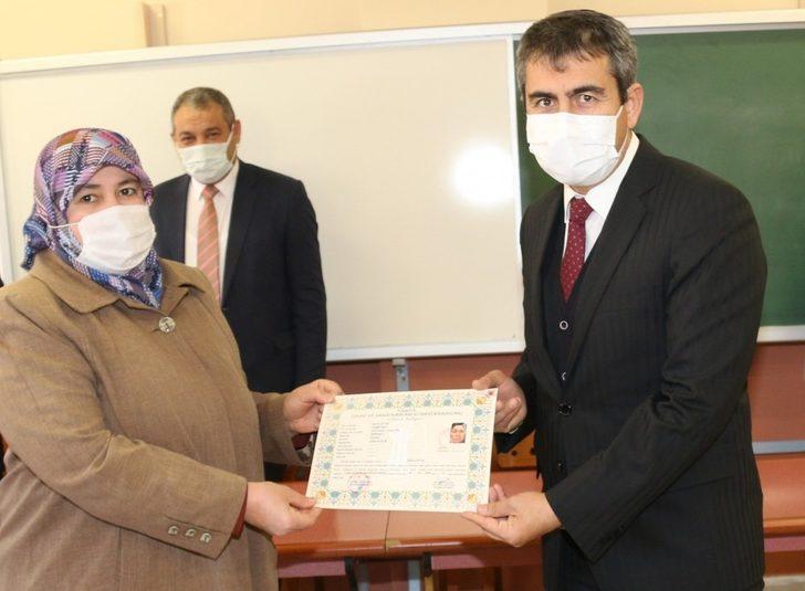 Kursiyerlere ustalık ve kalfalık belgeleri verildi G4