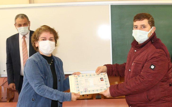 Kursiyerlere ustalık ve kalfalık belgeleri verildi G5