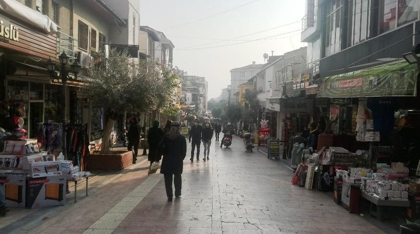 İş yerleri önünde 2’den fazla kişinin oturması yasaklandı