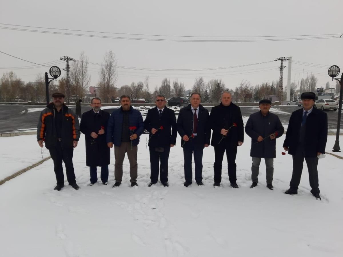 Azerbaycan&rsquo;dan getirilen toprak Soltan Bey Paşabayoğlu&rsquo;nun mezarına d&ouml;k&uuml;ld&uuml;