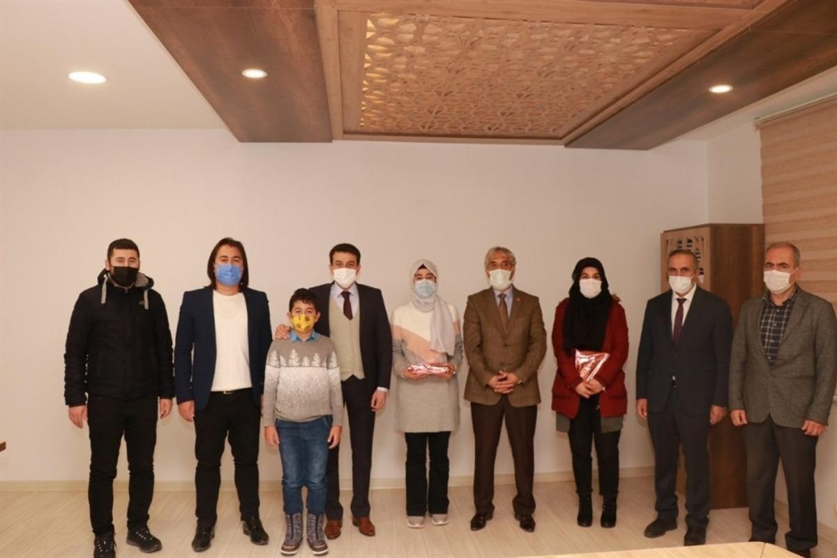 Kaymakam Dağ dereceye giren &ouml;ğrencileri &ouml;d&uuml;llendirdi