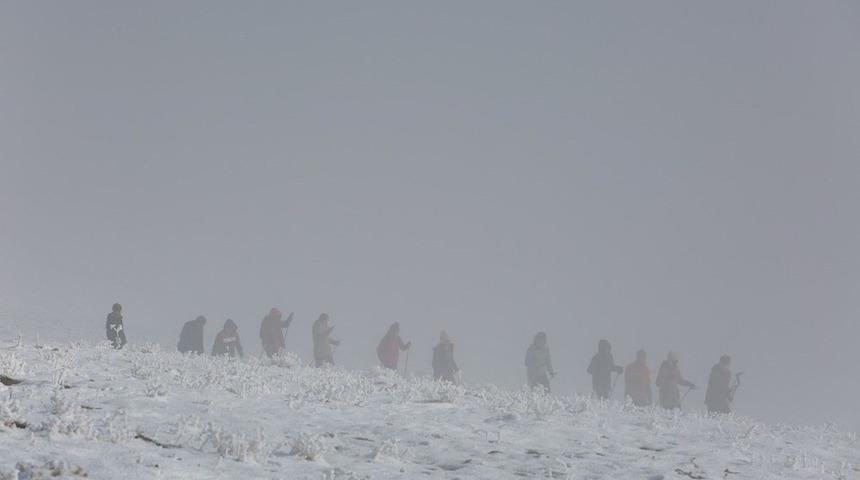 Kayakçılar, zor şartlara rağmen sevdalarından vazgeçmiyor