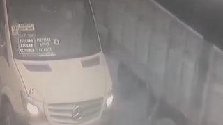 Esenyurt'ta minibüste korku dolu anlar! Minibüsçü aynasını kıran kamyoncuyu kovaladı