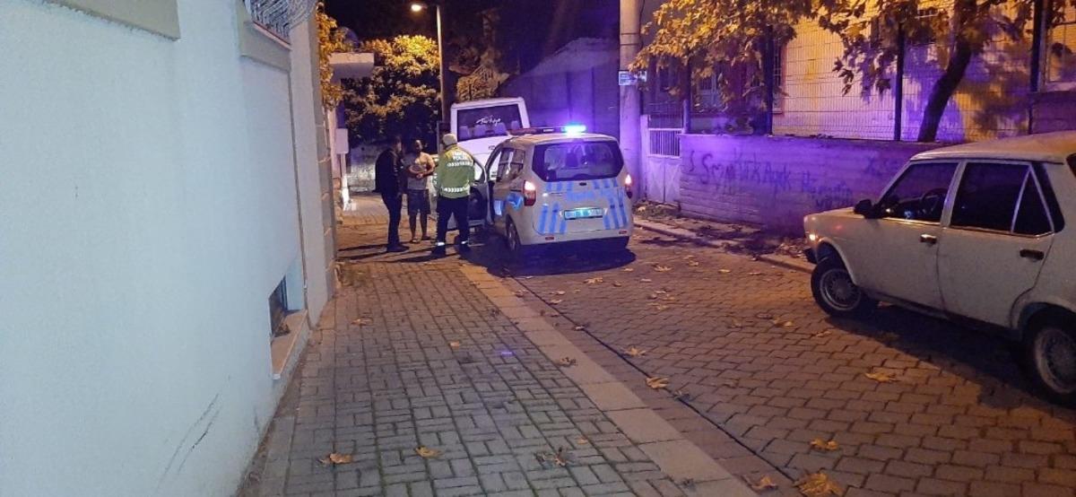 Freni boşalan minib&uuml;s otomobil ve duvara &ccedil;arparak durabildi