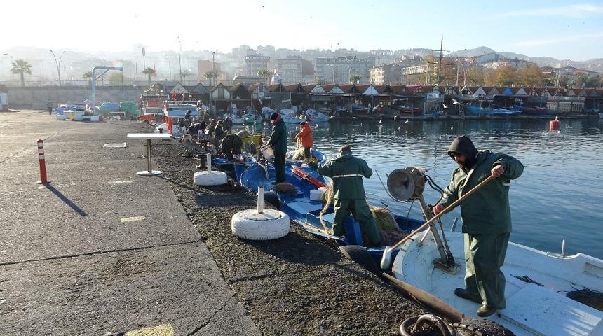 Kıyı balıkçılarının av dönüşü ağları temizleme telaşı