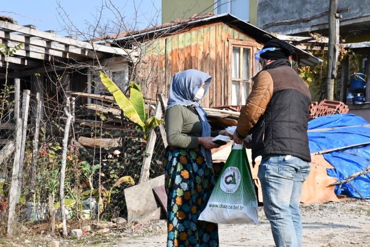 D&uuml;zce Belediyesi ekipleri Bah&ccedil;eşehir&rsquo;de 80 bin maske dağıtıldı