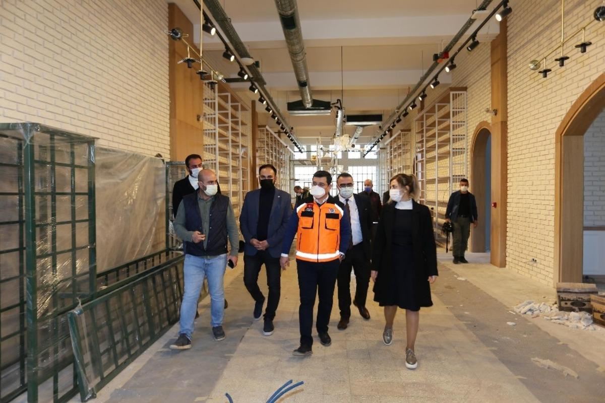 Cemil Meri&ccedil; Kitaplığı&rsquo;na HUDER&rsquo;den kitap bağışı