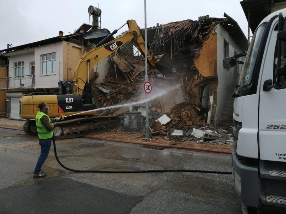 Yeşilyurt&rsquo;ta riskli binaların yıkımı yapılıyor
