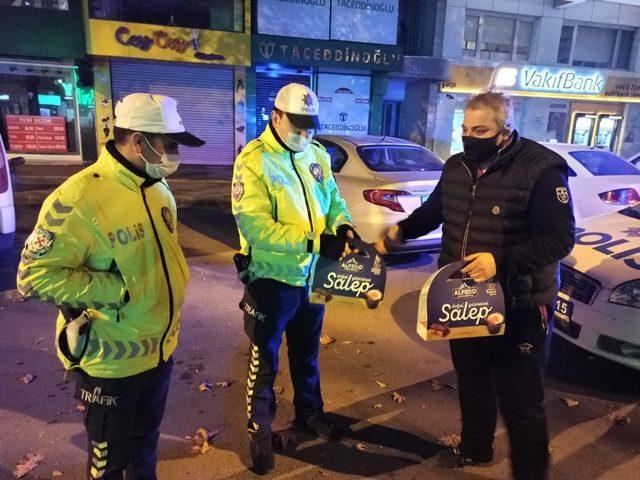 Kısıtlamada polislere salep ikramı