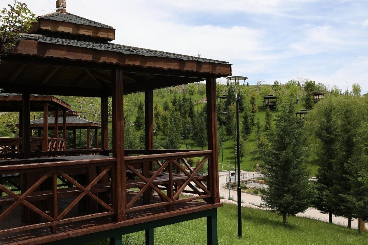 Sincan Belediyesi at&ouml;lyesi &ccedil;alışıyor, usta eller il&ccedil;eyi g&uuml;zelleştiriyor