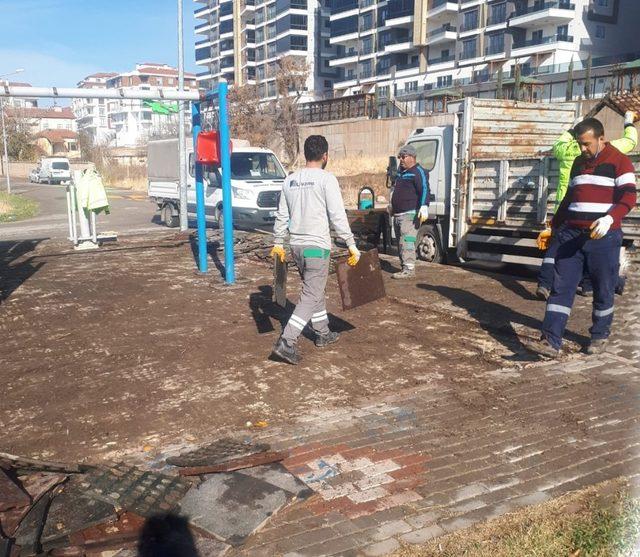 Aksaray’da oyun parkının zeminlerini sökerek yaktılar