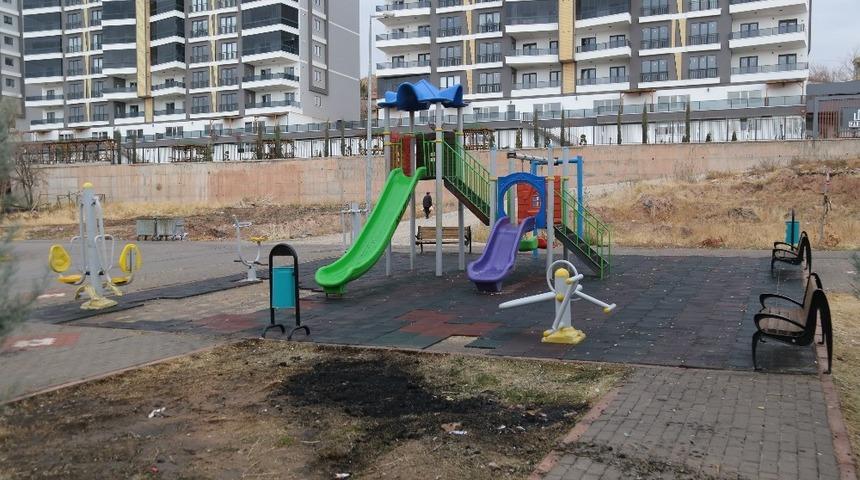 Aksaray&rsquo;da oyun parkının zeminlerini s&ouml;kerek yaktılar