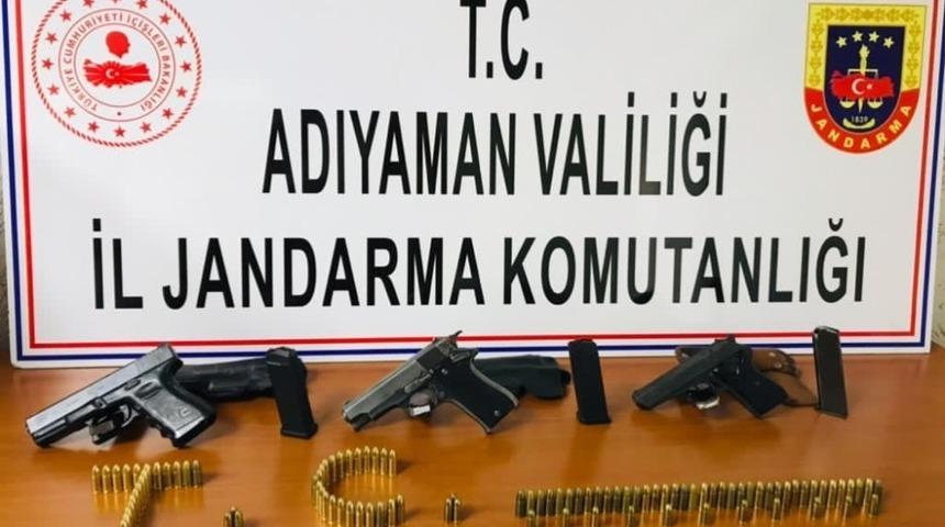 Ş&uuml;pheli şahıslarda tabanca ve mermiler ele ge&ccedil;irildi