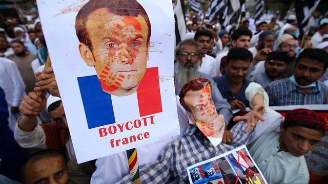 Müslüman nüfusun çoğunlukta olduğu birçok ülkede Fransız ürünlerinin boykot edilmesi yönünde çağrılar yapıldı, gösteriler düzenlendi.