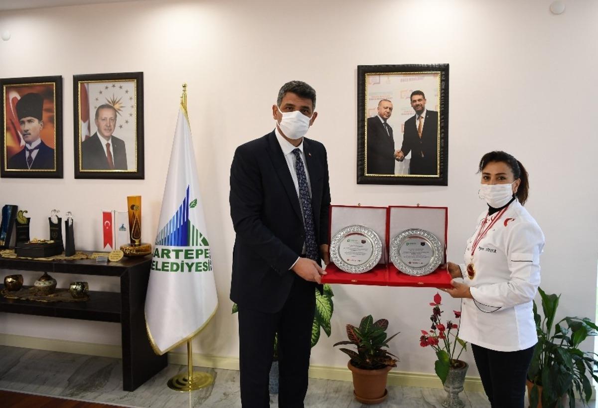 Kartepeli şef, iki birincilik birden kazandı