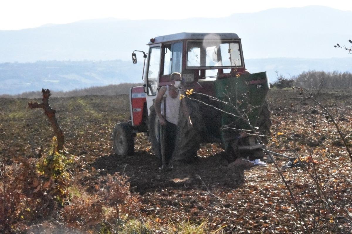 Kolunu tarım makinesine kaptıran yaşlı adam ağır yaralandı
